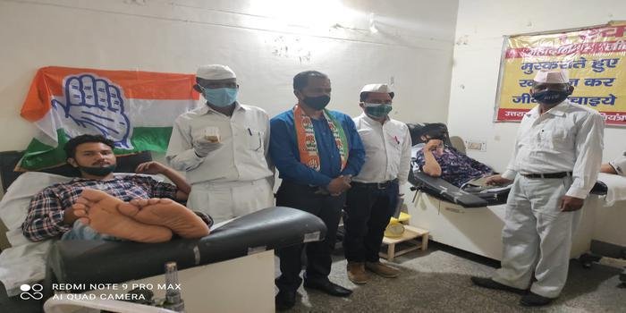 कांग्रेस कार्यकर्ताओं द्वारा बी. डी. पांडे अस्पताल नैनीताल में रक्तदान