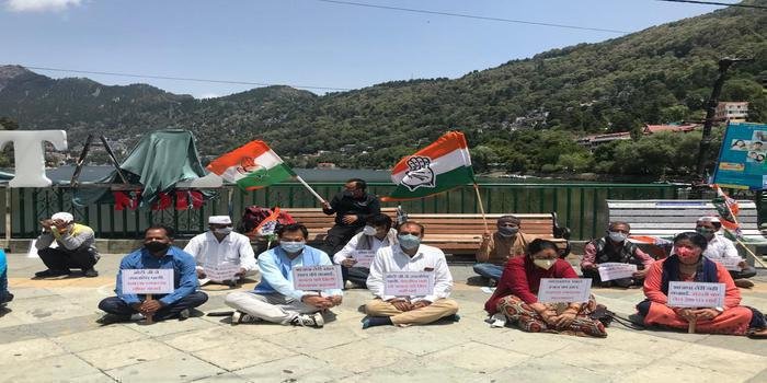 नैनीताल में कांग्रेसियों ने सरकार के खिलाफ दिया धरना।
