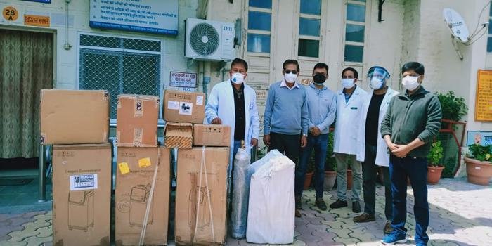 नैनीताल होटल एसोसिएशन द्वारा  बीडी पांडे अस्पताल नैनीताल को दिए  स्वास्थ्य उपकर