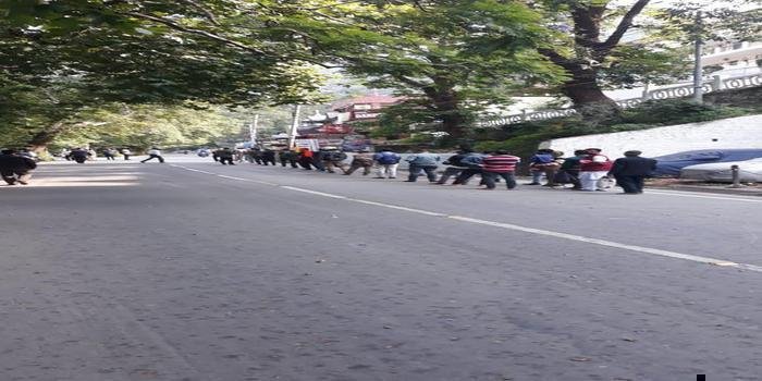 शराब की दुकानों में लम्बी - लम्बी कतारें