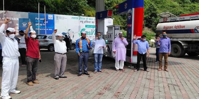 पैट्रोल - डीजल के दाम में बढ़ोतरी के खिलाफ कांग्रेस का धरना-प्रदर्शन