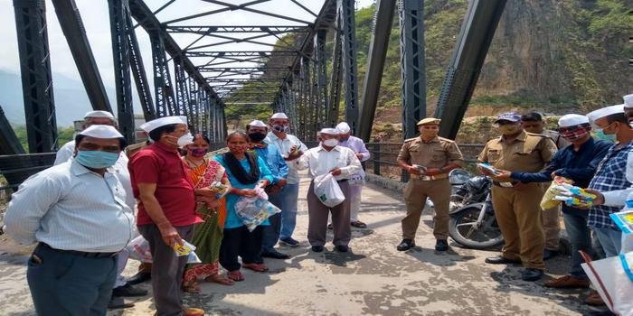 बेतालघाट में कांग्रेस कार्यकर्ताओं ने कोरोना पीड़ित परिवारों से की मुलाकात