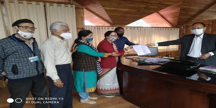 फारेस्ट की जमीन मे मोटर रोड काट कर इंस्टिट्यूट बनाने पर कांग्रेसियों का विरोध,कमिश्नर को ज्ञापन