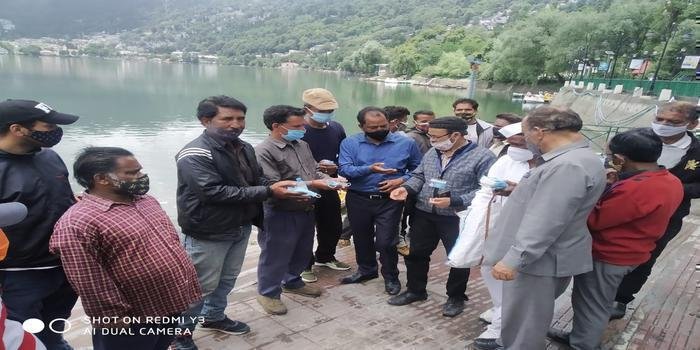 वरिष्ठ कांग्रेस नेता हेम आर्या ने मास्क व सेनिटाईजर बांटे