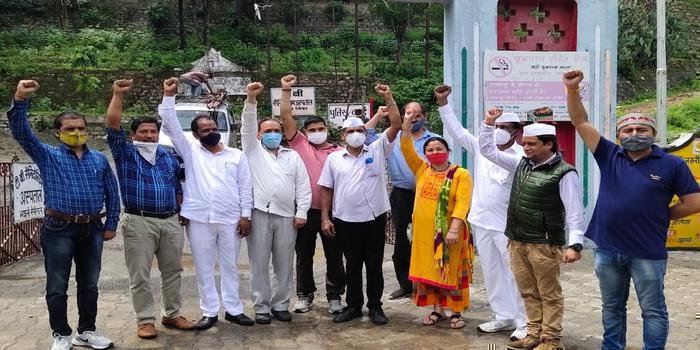 कांग्रेस कार्यकर्ताओं ने सेन्टोरियम के गेट पर किया धरना-प्रदर्शन