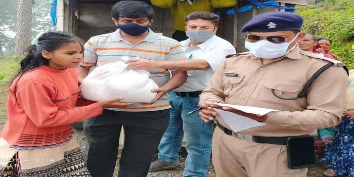 सेन्ट जोसेफ स्कूल नैनीताल के प्रधानाचार्य ने किया खाघ सामग्री का वितरण