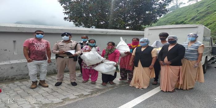 भूमिया धार में सेंट मैरी की प्रधानाचार्य 50 जरूरतमंदों को बाटी खाद्य सामग्री