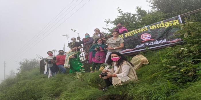 आशा फाउंडेशन के पदाधिकारियों ने चलाया पौधारोपण अभियान