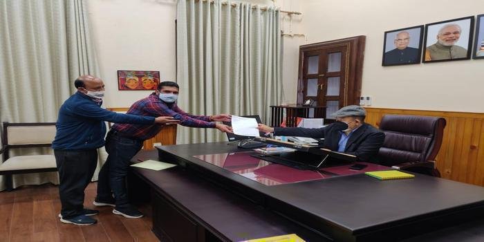 माँ नयना देवी व्यापार मंडल के पदाधिकारियों ने की जिलाधिकारी से मीटिंग