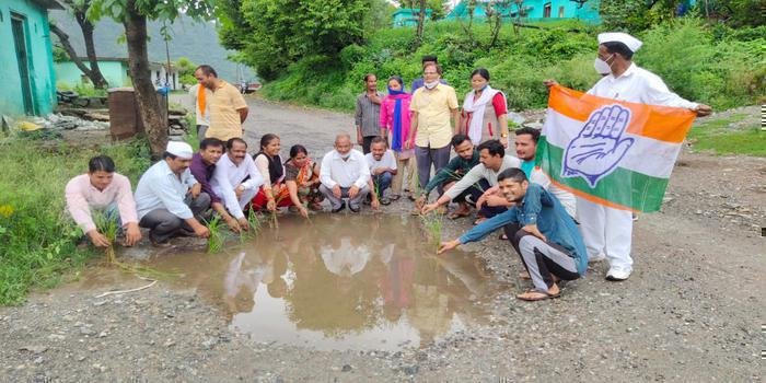 सड़क के लिए सड़क पर बैठकर आंदोलन करेगें बेतालघाट  के ग्रामीण