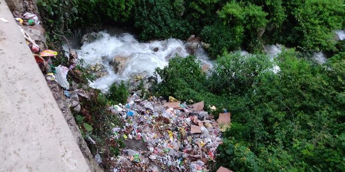 भूमियाधार के होटल पानी में बहा रहे हैं कूड़ा, ग्रामीणों में रोष