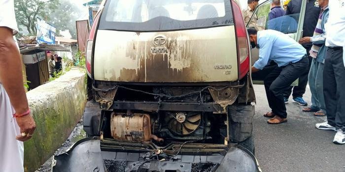 नैनीताल में चलती कार के इंजन में लगी आग