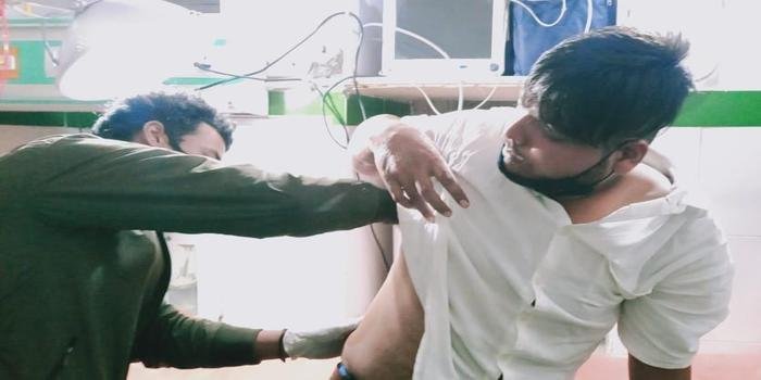 पर्यटकों के बीच  चली गोली, एक घायल