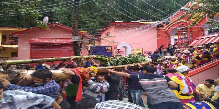 कदली वृक्ष नैनीताल पहुंचने के बाद मंदिर प्रांगण में पूजा अर्चना