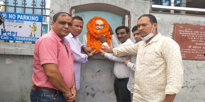 वनाघिकार आंदोलन के बैनर तले गांधी जी को माल्यार्पण