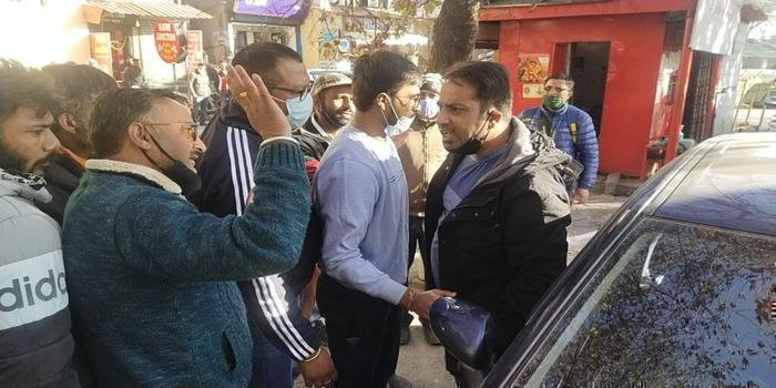 फरीदाबाद से आए पर्यटकों ने तल्लीताल चुंगी पर किया हंगामा