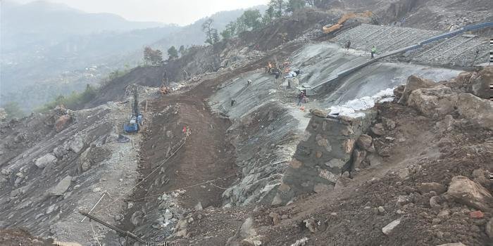 नैनीताल: चार्टन लॉज मल्लीताल में हुए भूस्खलन भाग को किया पॉलीथिन से कवर