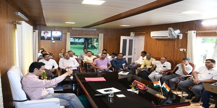 हल्द्वानी के घरों में जलभराव, नहरों में कूड़ा-कचरा, आयुक्त ने समस्या समाधान के लिए की बैठक