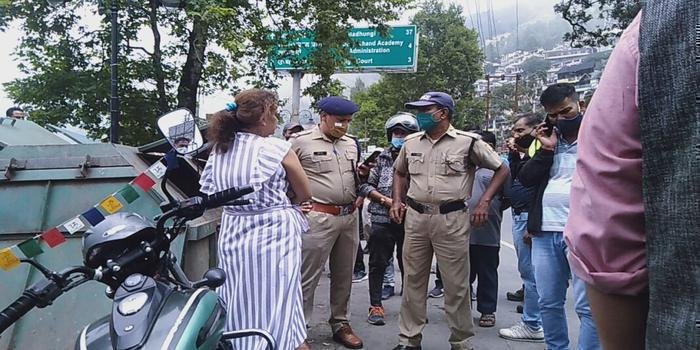 पर्यटक दंपती की बीच रोड में हाथापाई, पत्नी ने पति की कर दी धुनाई