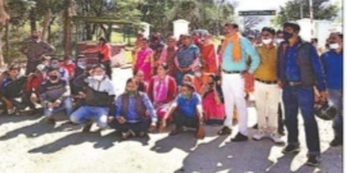 सेना ने मंदिर जाने का रास्ता रोका