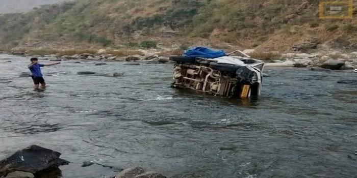 नदी में गिरी कार, 2 की मौत 6 घायल