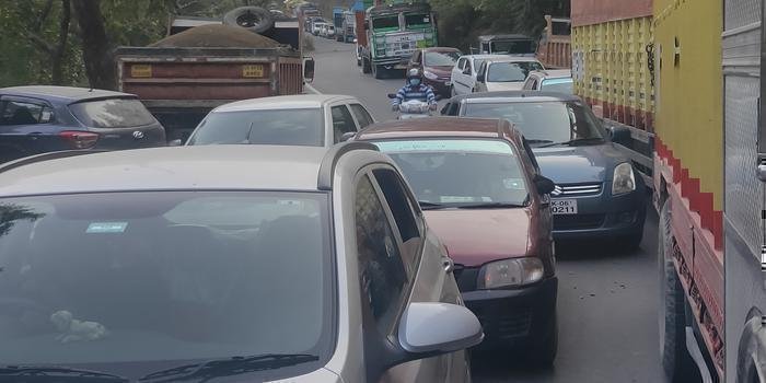 नैनीताल हल्द्वानी मार्ग में लगा लंबा जाम