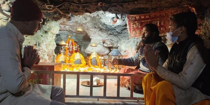 राज्य स्थापना दिवस की पूर्व संध्या पर टपकेश्वर मंदिर में पूजा अर्चना