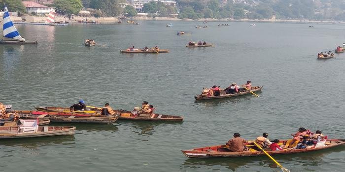 नैनीताल में पर्यटकों की भीड़, नौकायन के लिए टिकट खिड़कियों में लम्बी लाइन