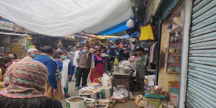 नैनीताल बाजारों में जबरदस्त भीड, दुकानदारों के काटे चालान