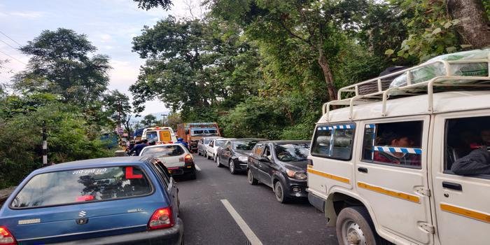 अव्यवस्थाओं के कारण लगा रहा भवाली  से लेकर रानीबाग तक जाम
