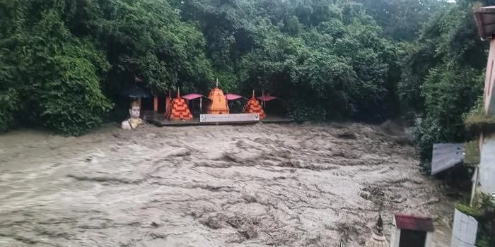 टपकेश्वर महादेव मंदिर क्षेत्र में भीषण आपदा: 63 साल पुराना पुल बहा, मंदिरों में मलबा घुसा
