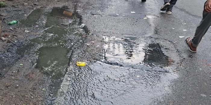 नैनीताल: तल्लीताल में सीवर लाइन लीक, सड़कों पर बह रही गंदगी – स्वास्थ्य संकट गहराया