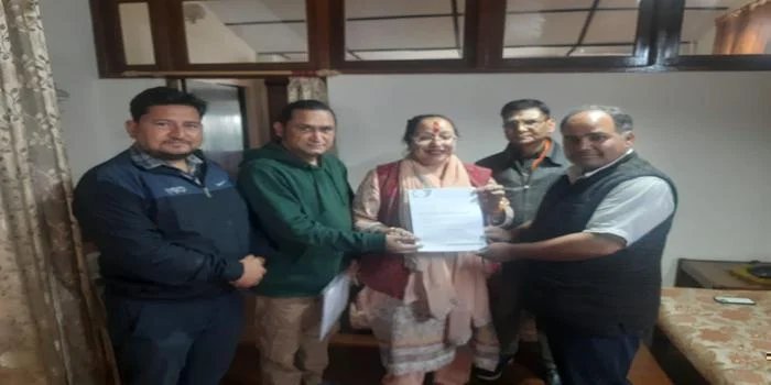 चार्टन लॉज मार्ग की जर्जर सड़क और सीवर समस्या को लेकर विधायक को सौंपा गया ज्ञापन