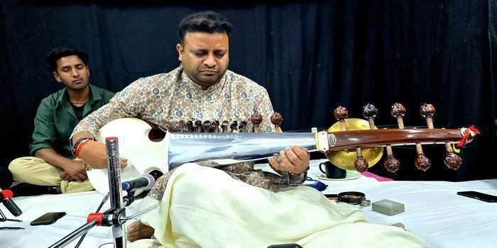 भारतीय शास्त्रीय संगीत कार्यक्रम में सरोद वादन ने मोहा मन, विद्यार्थियों ने लिया संगीत का आनंद