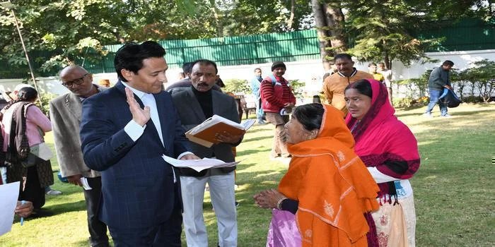 कुमाऊं आयुक्त दीपक रावत ने जन सुनवाई में भूमि विवाद और आधार त्रुटियों का किया निस्तारण