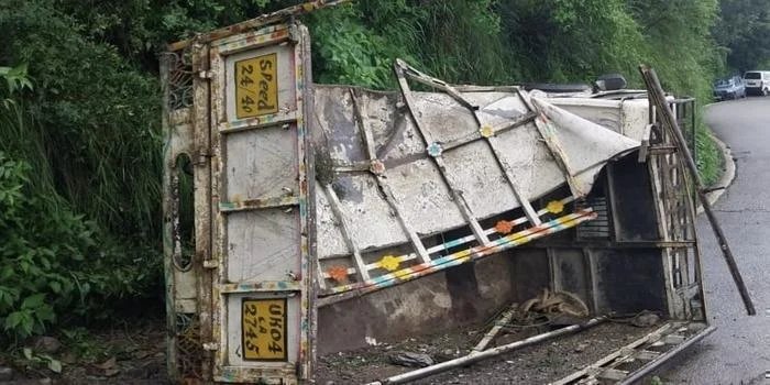 सड़क किनारे खड़ी पिकअप पर गिरा बोल्डर, वाहन पलटने से बड़ा हादसा टला हनुमानगढ़ी के पास हुआ हादसा,