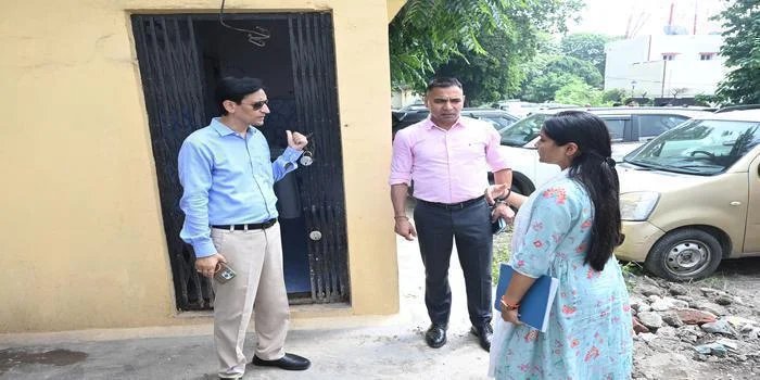 कुमाऊँ आयुक्त  का औचक छापा: हल्द्वानी तहसील में अनुशासनहीनता उजागर, घर में दबोची फाइलें