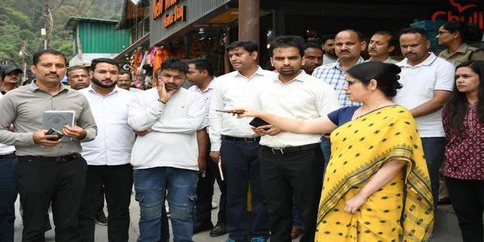 कैंची धाम में व्यवस्थाओं का डीएम वंदना ने लिया जायजा, 15 मई तक कार्य पूर्ण करने के सख्त निर्देश