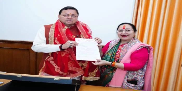 नंदा देवी महोत्सव का निमंत्रण लेकर विधायक सरिता आर्या मिलीं मुख्यमंत्री धामी से