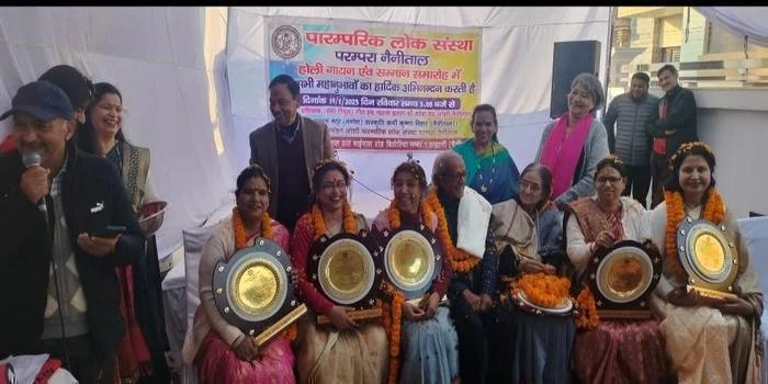 हल्द्वानी में कुमाऊंनी होली गायन के अवसर पर मातृ शक्तियों का सम्मान