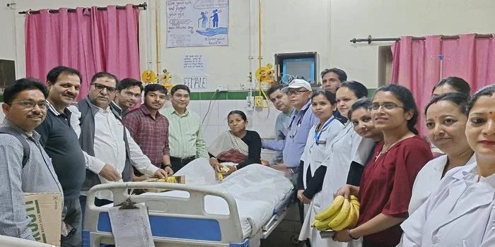 वरिष्ठ पत्रकार स्वर्गीय प्रशांत दीक्षित की चौथी पुण्यतिथि पर बी.डी पांडे अस्पताल में फल वितरण