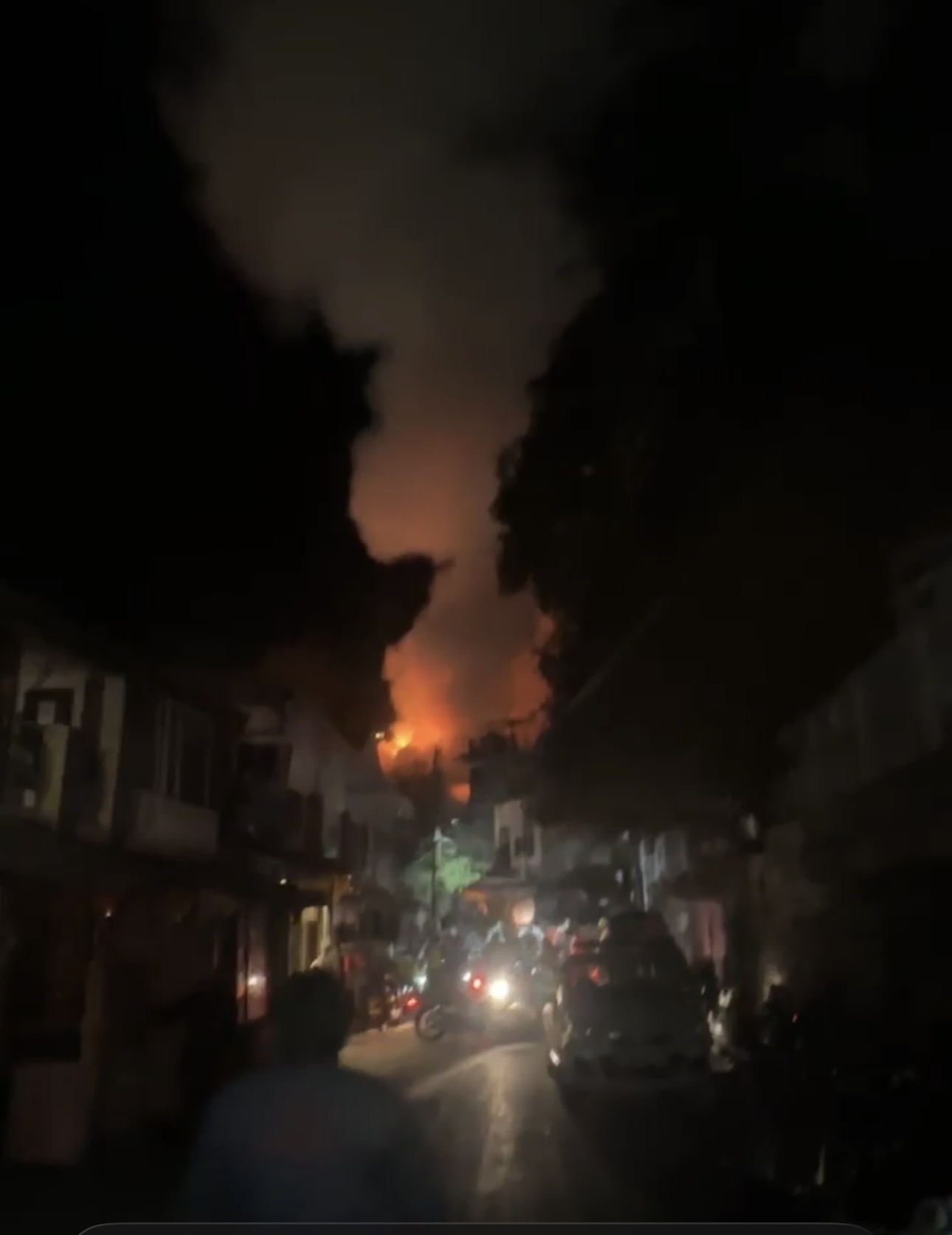 मल्लीताल में ब्रिटिशकालीन भवन में भीषण आग — सरस्वती शिशु मंदिर राख, कई भवनों को भारी नुकसान body image 1