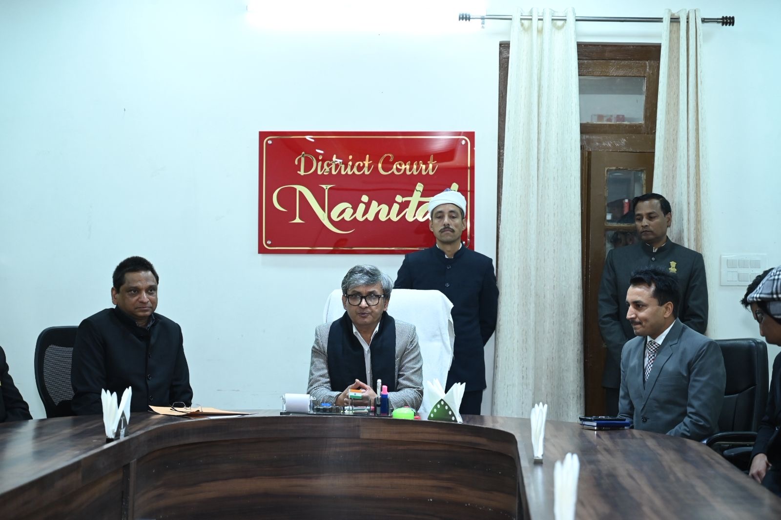 नैनीताल न्यायालय में मानवता का उत्सव : न्यायाधीशों व अधिवक्ताओ ने किया रक्तदान body image 1