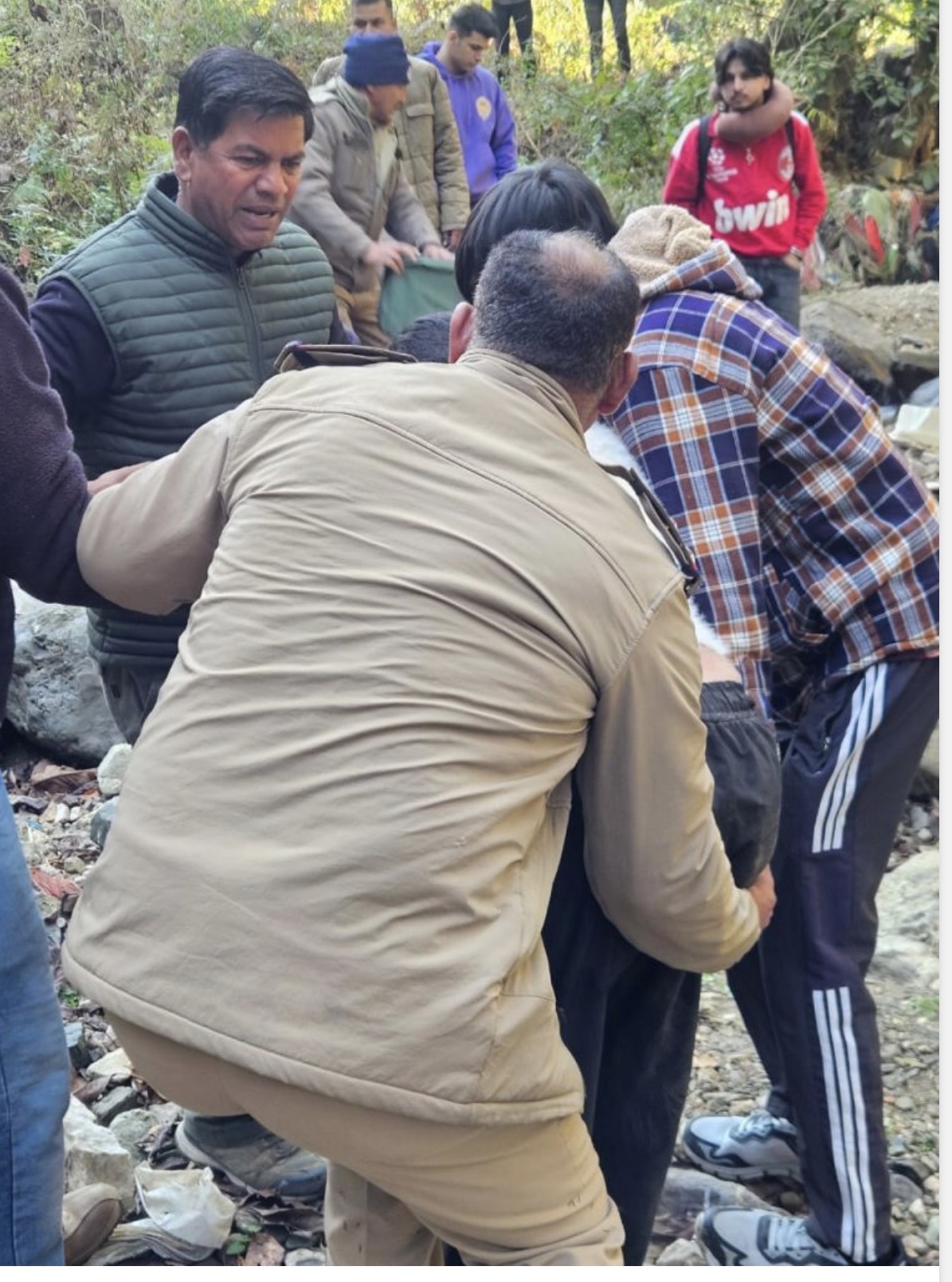 भवाली- अल्मोड़ा राष्ट्रीय राजमार्ग पर कार दुर्घटना, तीन की मौत, छह घायल body image 1