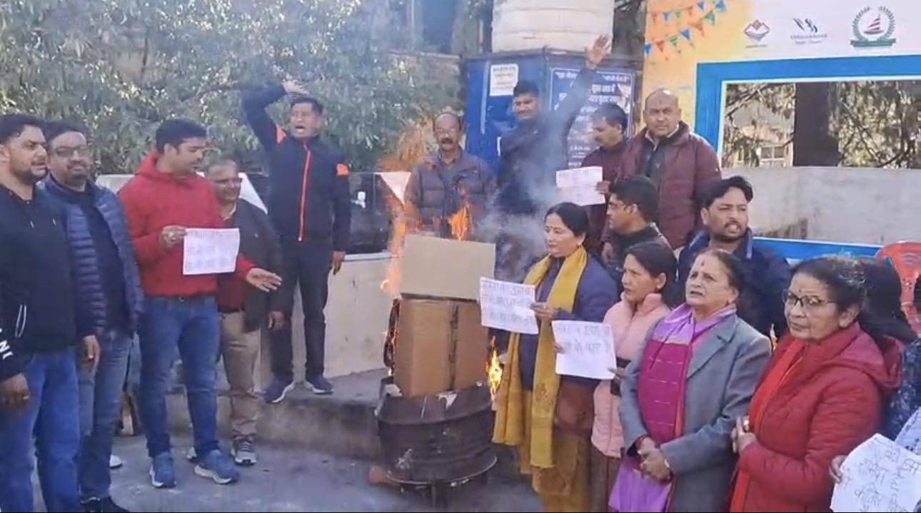 अंकिता भंडारी को न्याय दिलाने की मांग, कांग्रेस ने दुष्यंत गौतम का पुतला फूंका body image 1