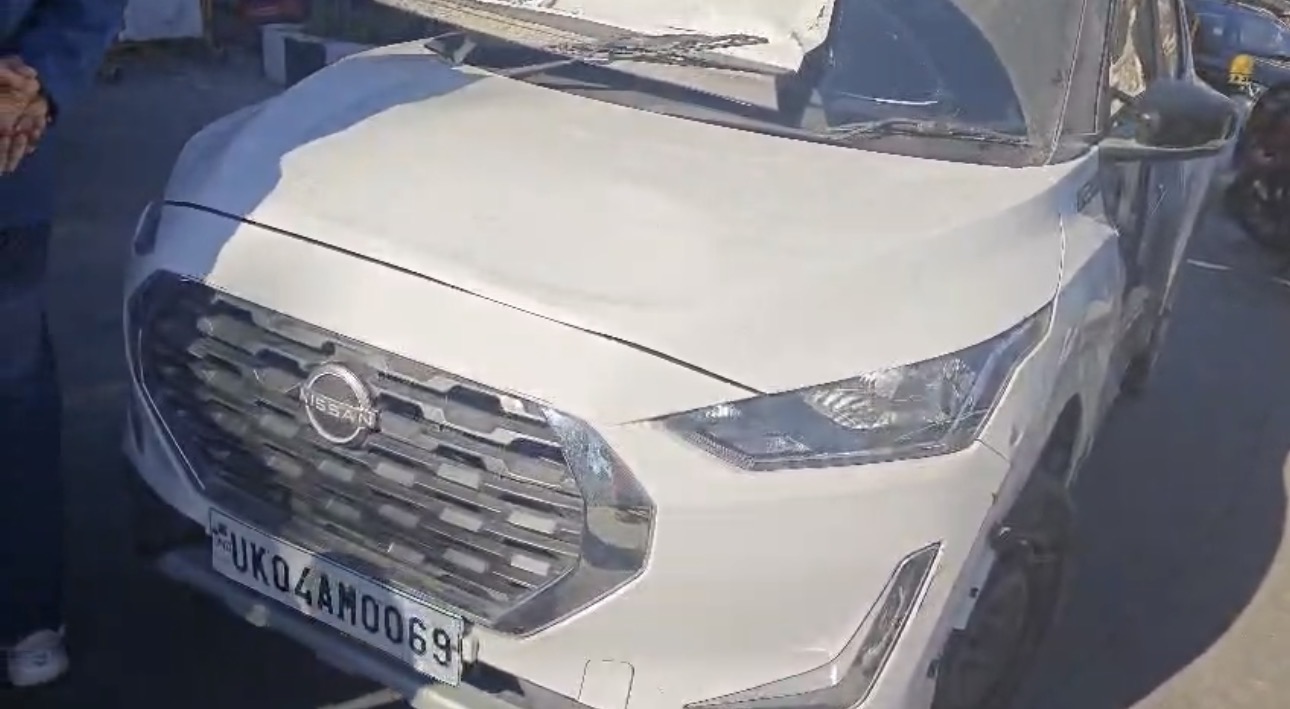 फांसी गधेरा में कार ने तीन पेंटरों को मारी टक्कर, दो गंभीर घायल, पुलिस वाहन व शराब के आरोप body image 1