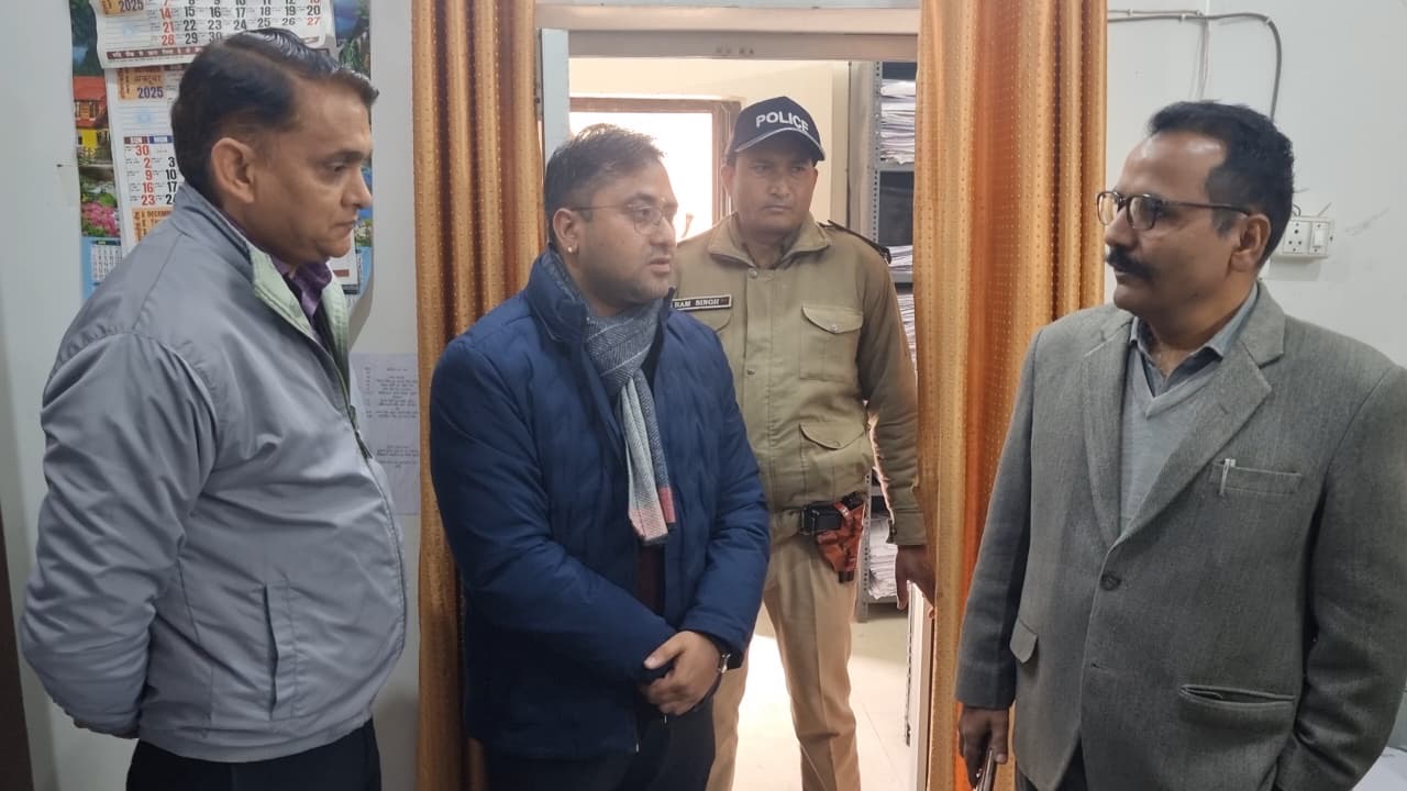 तहसील हल्द्वानी में न्यायालयीन अभिलेखों से खिलवाड़, डीएम के औचक निरीक्षण में दो निजी लोग पकड़े body image 1