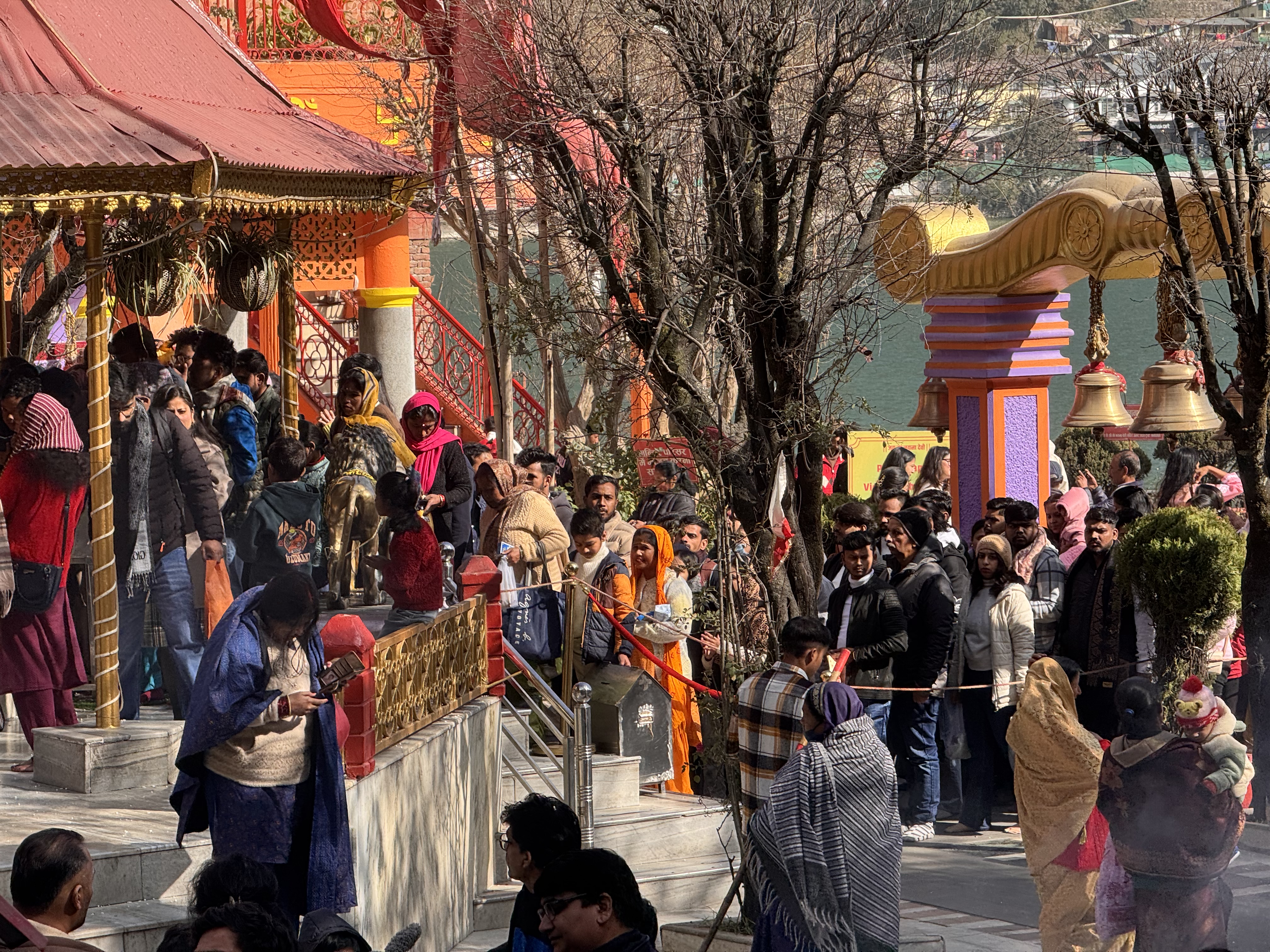 नववर्ष पर कैंची धाम गोल्ज़यू मंदिर नयना देवी मंदिर में उमड़ी श्रद्धालुओं की भीड़ body image 1