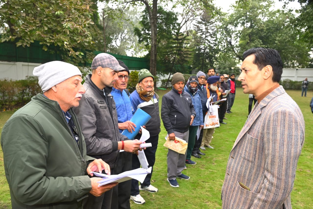 जनसुनवाई में भूमि विवादों और जनसमस्याओं पर आयुक्त  रहे पूरी तरह सख्त body image 1