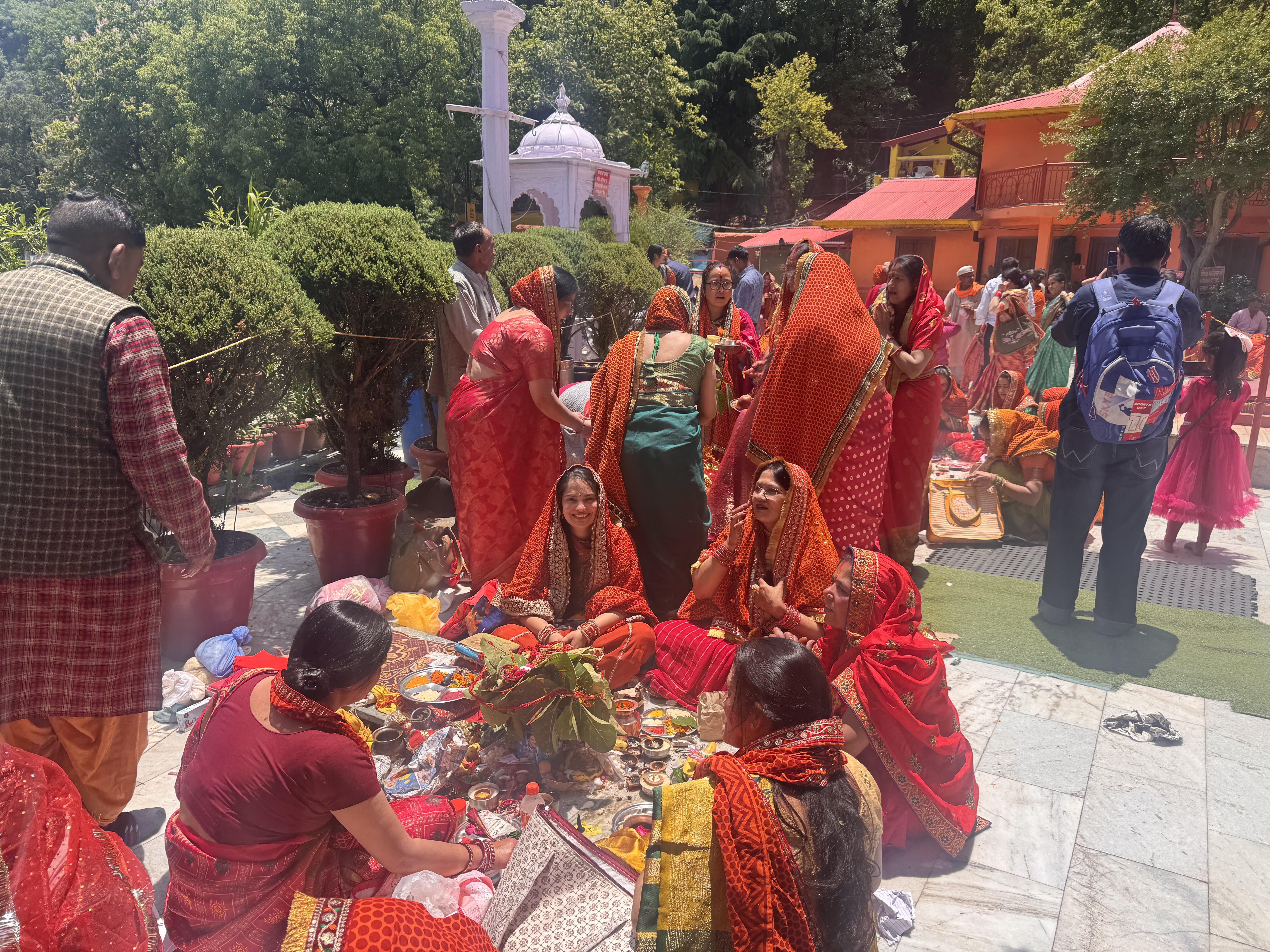 पति की लंबी आयु की कामना को लेकर नैना देवी मंदिर में महिलाओं ने किया वट सावित्री व्रत पूजन body image 1